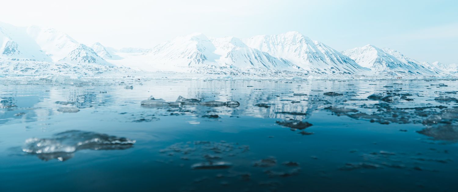 Paysage arctique et montagnes enneigées