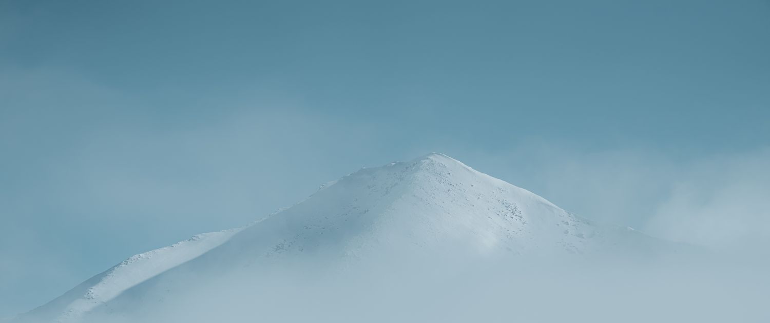 Montagne enneigée dans la brume