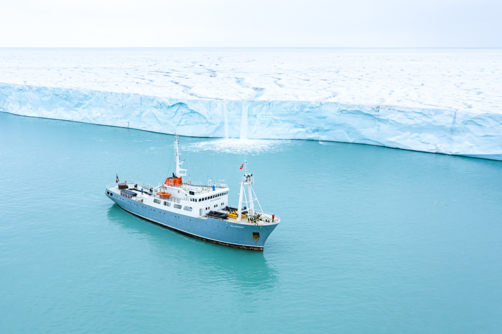 Polarfront devant un glacier