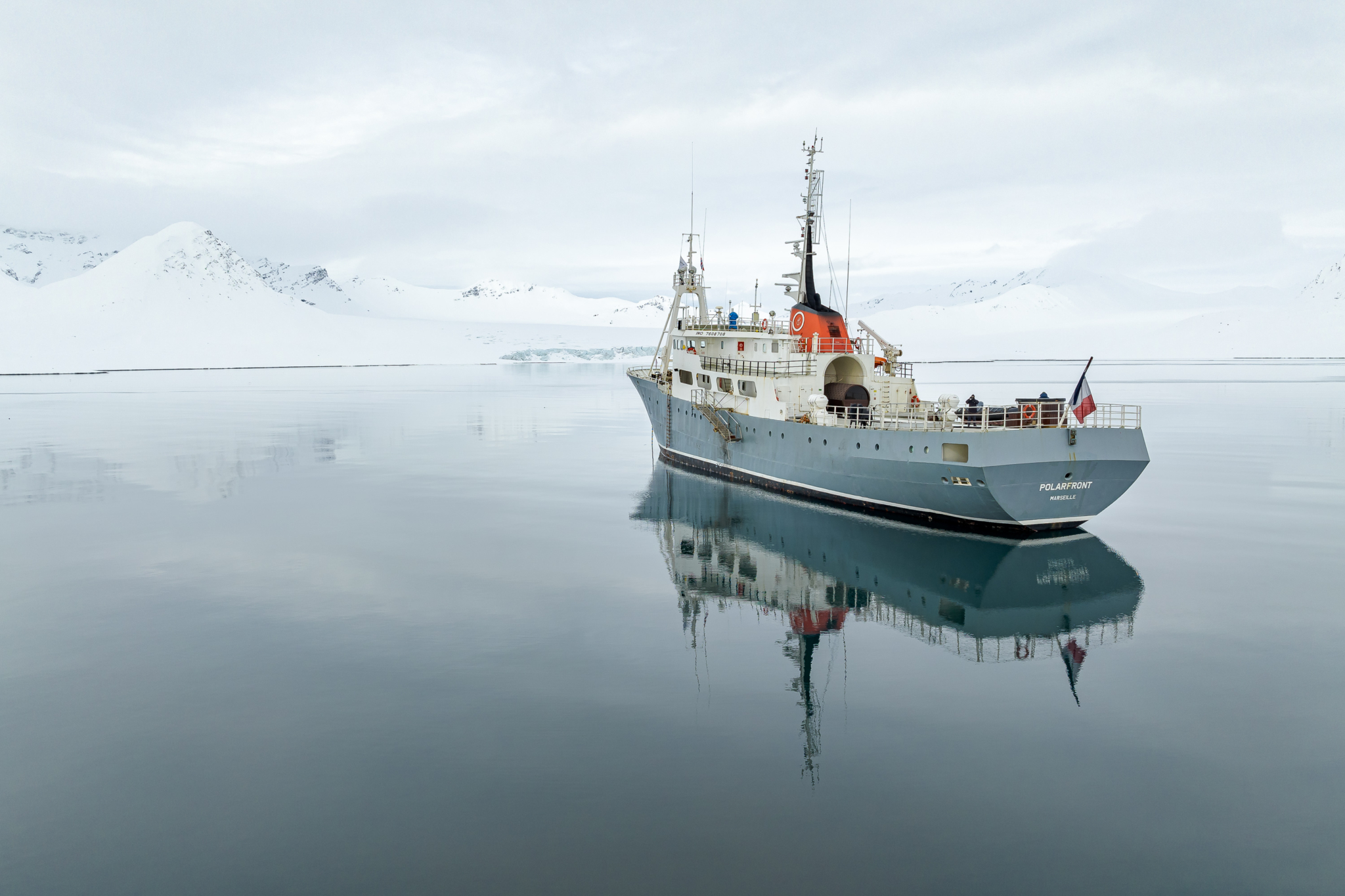 Polarfront mouillé dans les glaces de l'Arctique, pavillon français