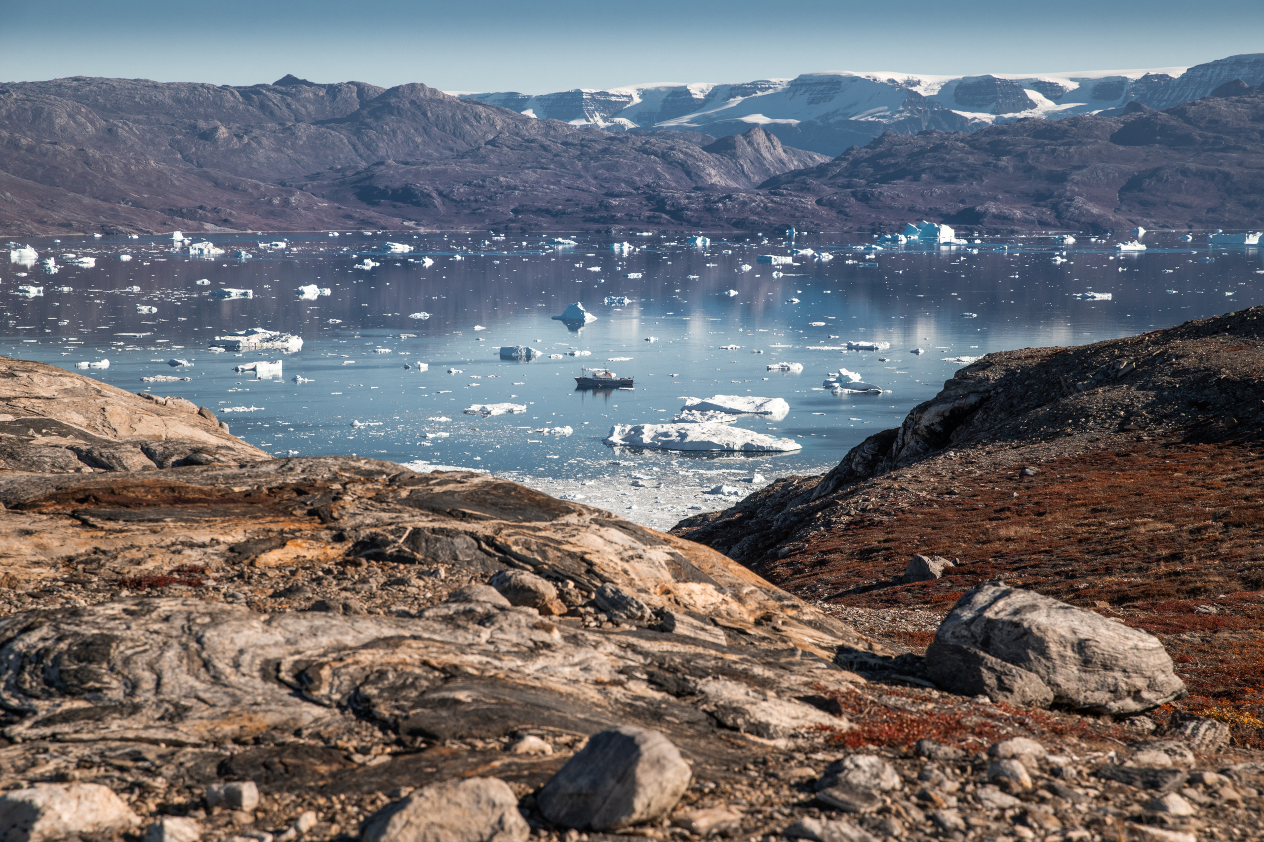 Paysage de fjord et icebergs dans le Scoresby Sund
