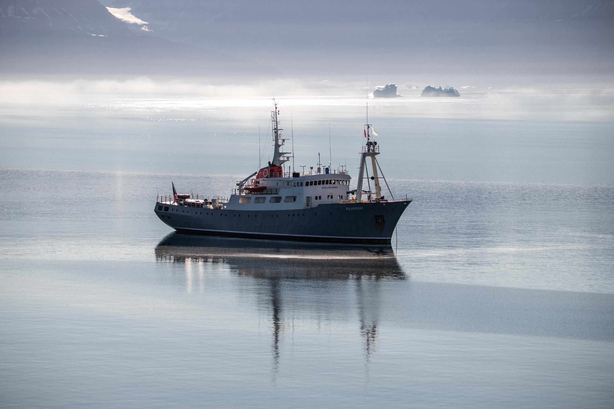 Polarfront naviguant dans les eaux calmes du Scoresby Sund
