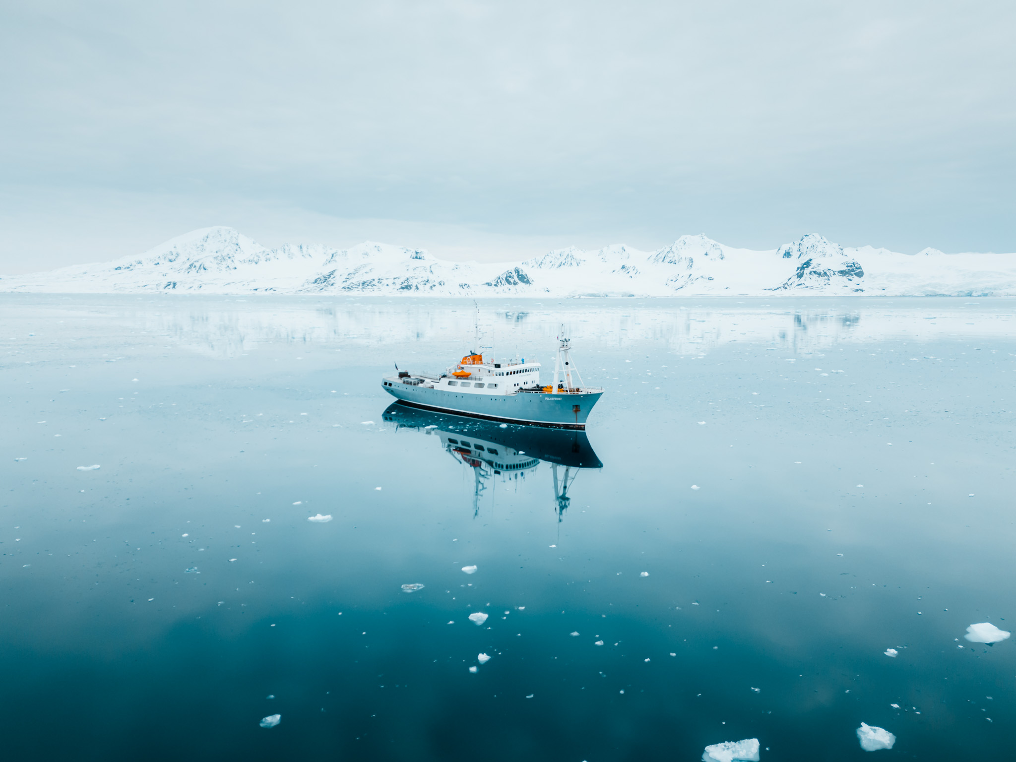 Polarfront naviguant au milieu des glaces au Spitzberg
