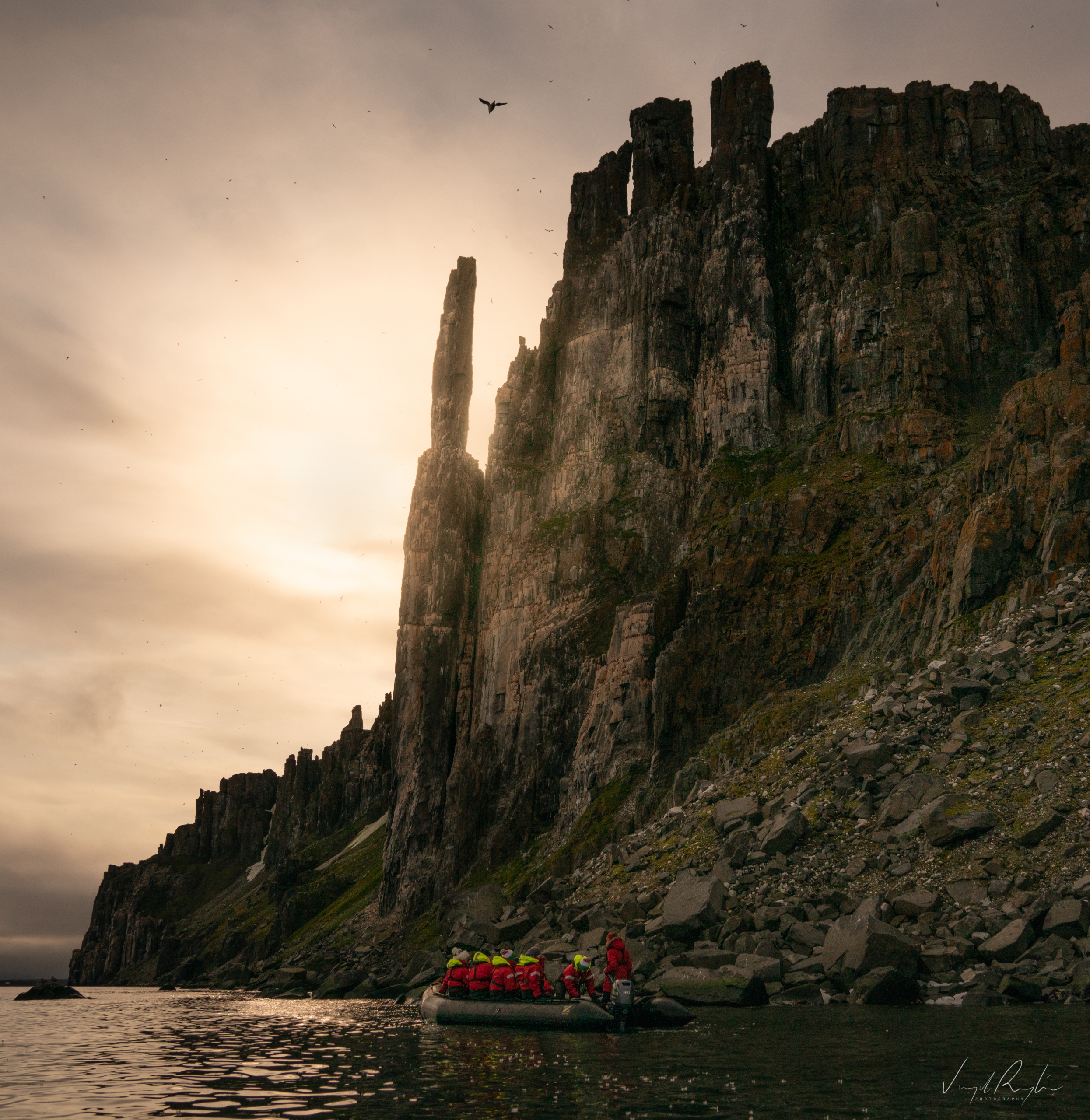 Un Zodiac au pied des falaises d’Alkefjellet